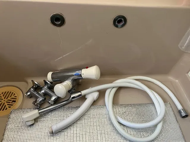 浴室壁付ｻ-ﾓｼｬﾜ-水栓入替工事